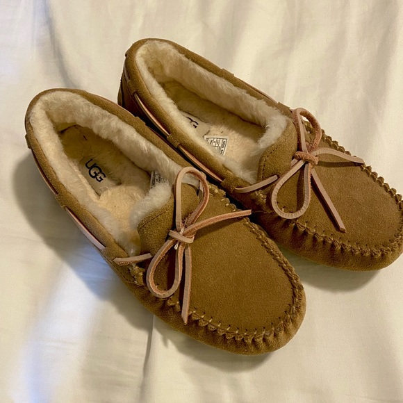 UGG’s women’s size 6 Slippers - Picture 1 of 4